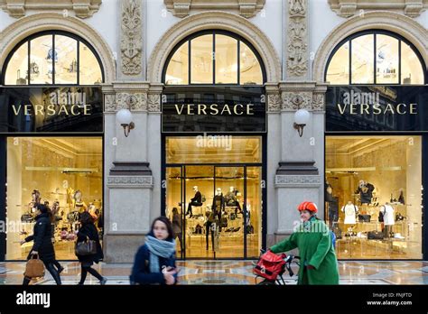 contatto telefonico boutique versace milano galleria vittorio emanuele|La nuova boutique Versace .